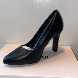 Black pumps